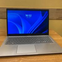 Laptop funzionante con caricatore