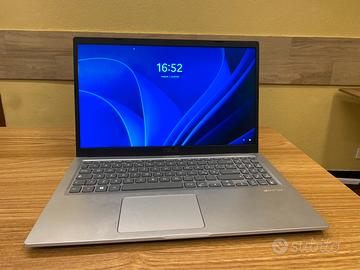 Laptop funzionante con caricatore