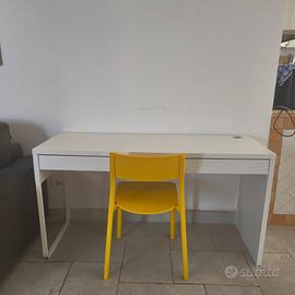 scrivania IKEA MICKE e sedia IKEA JANINJE