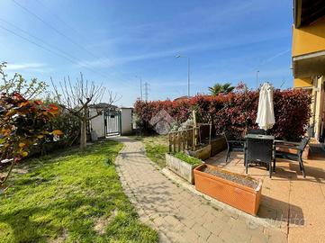VILLA A SCHIERA A CASSOLNOVO