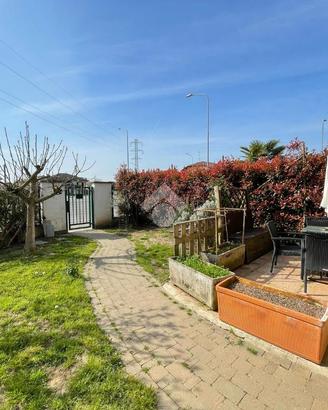 VILLA A SCHIERA A CASSOLNOVO