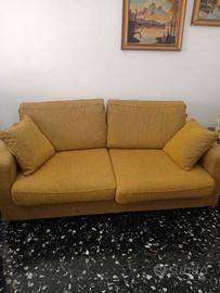 divano letto in tessuto usato, ma in buono stato