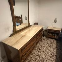 Como con 2 comodini in legno e marmo vintage