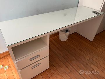 Scrivania con piano cristallo e cassettiera