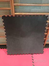 TATAMI 100cm x 100cm rosso-nero per mille usi