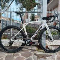 Bicicletta in carbonio con ruote in carbonio 