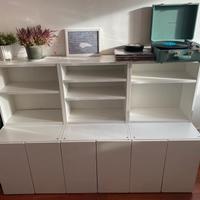 Libreria IKEA bianca con scaffali e ante
