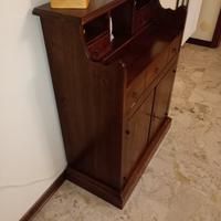 mobiletto per ingresso arte povera 