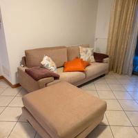 Divano sfoderabile con puff