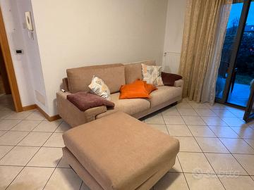 Divano sfoderabile con puff