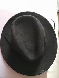 Cappello nero stile Bogart