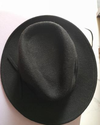 Cappello nero stile Bogart