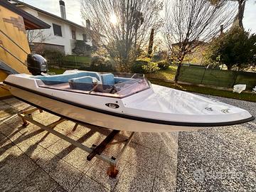 Motoscafo con motore Yamaha