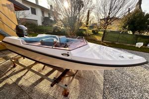 Motoscafo con motore Yamaha