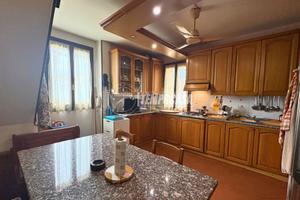 Trilocale in corte con camino, cantina e loggia