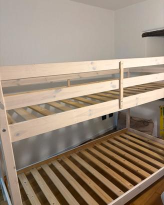 Letto a castello ben tenuto