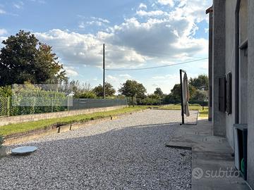 Bifamiliare con giardino di mq. 1200 e magazzino