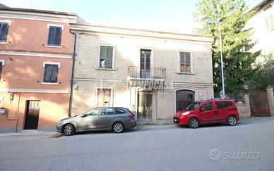 CASA INDIPENDENTE SU TRE PIANI CON CORTE - DA RIST