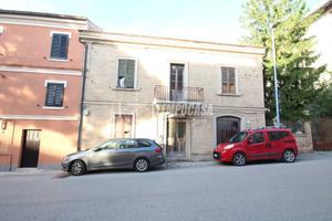 CASA INDIPENDENTE SU TRE PIANI CON CORTE - DA RIST