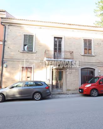 CASA INDIPENDENTE SU TRE PIANI CON CORTE - DA RIST