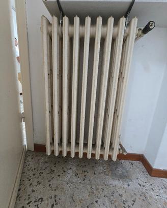 2 termosifoni in ghisa da 9 elementi ciascuno