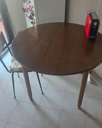 tavolo con quattro sedie