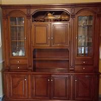 Mobile dispensa in legno con tavolo e sedie