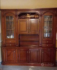 Mobile dispensa in legno con tavolo e sedie