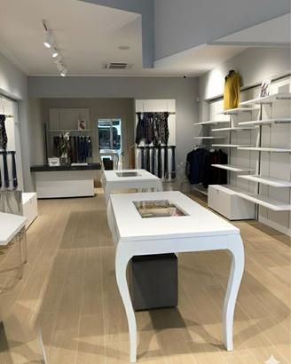 ARREDAMENTO COMPLETO PER NEGOZIO