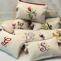 Pochette/ astuccio ricamata a macchina.