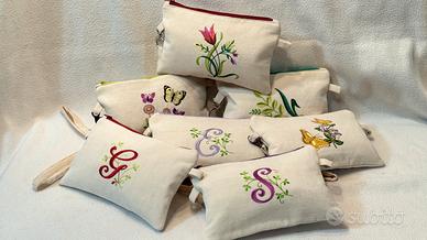 Pochette/ astuccio ricamata a macchina.