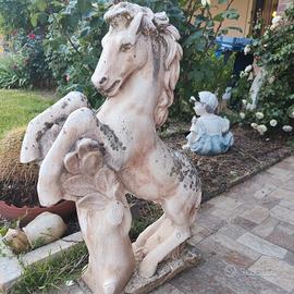 cavallino in cemento 