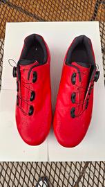 Scarpe da MTB rosse.