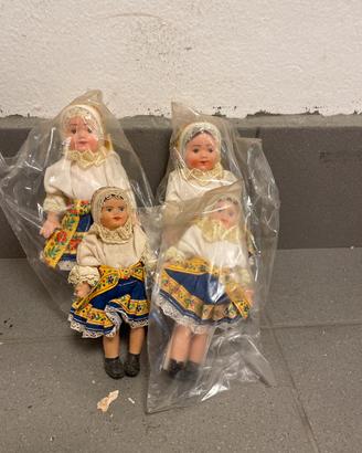 Rare bambole con abito tradizionale