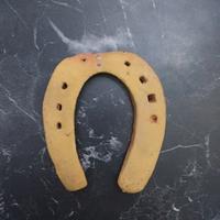 Antico ferro di cavallo in ferro battuto verniciat