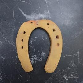 Antico ferro di cavallo in ferro battuto verniciat