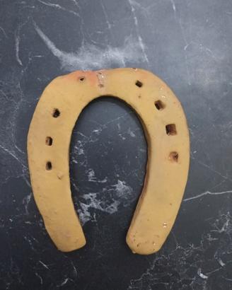 Antico ferro di cavallo in ferro battuto verniciat