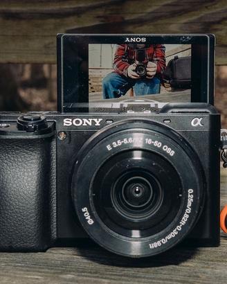 Sony A6100 con obiettivo 16-50 + 2 batterie