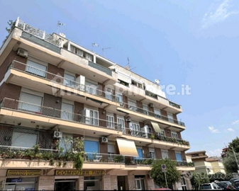 Ciampino centro 6 vani 96 mq più box 42 mq