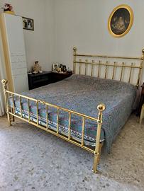Letto matrimoniale con struttura in ottone dorata