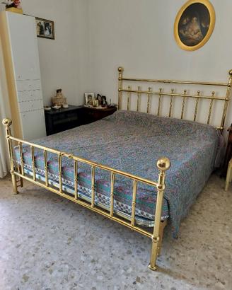Letto matrimoniale con struttura in ottone dorata
