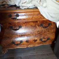 Un comò e due comodini uguali