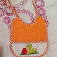 Bavetta neonato in spugna con ricamo a mano 