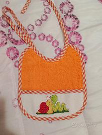 Bavetta neonato in spugna con ricamo a mano 