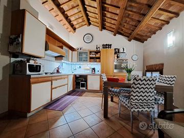  Appartamento con travature a vista