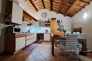 Appartamento con travature a vista