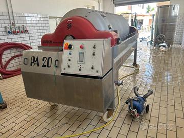 Pressa e altre attrezzature per la Cantina