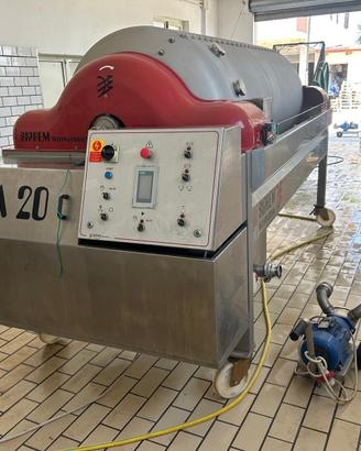 Pressa e altre attrezzature per la Cantina