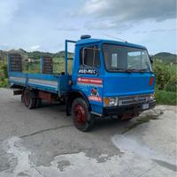 Autocarro camion 80 F 13 con rampe