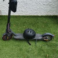 Monopattino elettrico nero accessoriato